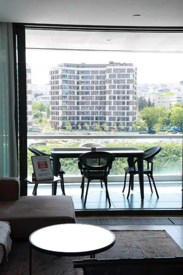 Deluxe 2BR Apartment Balcony 420