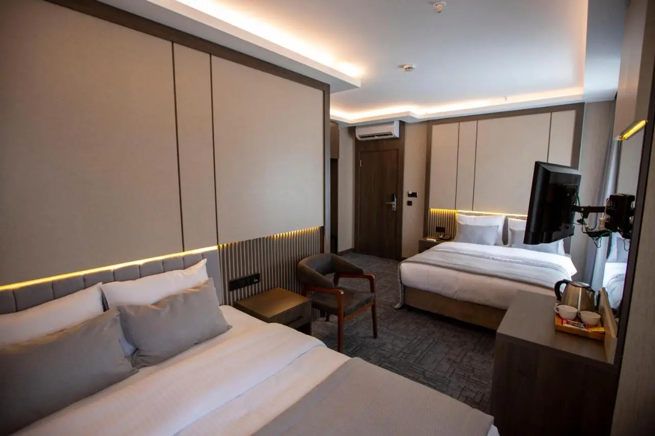 THE GREEN HOTEL