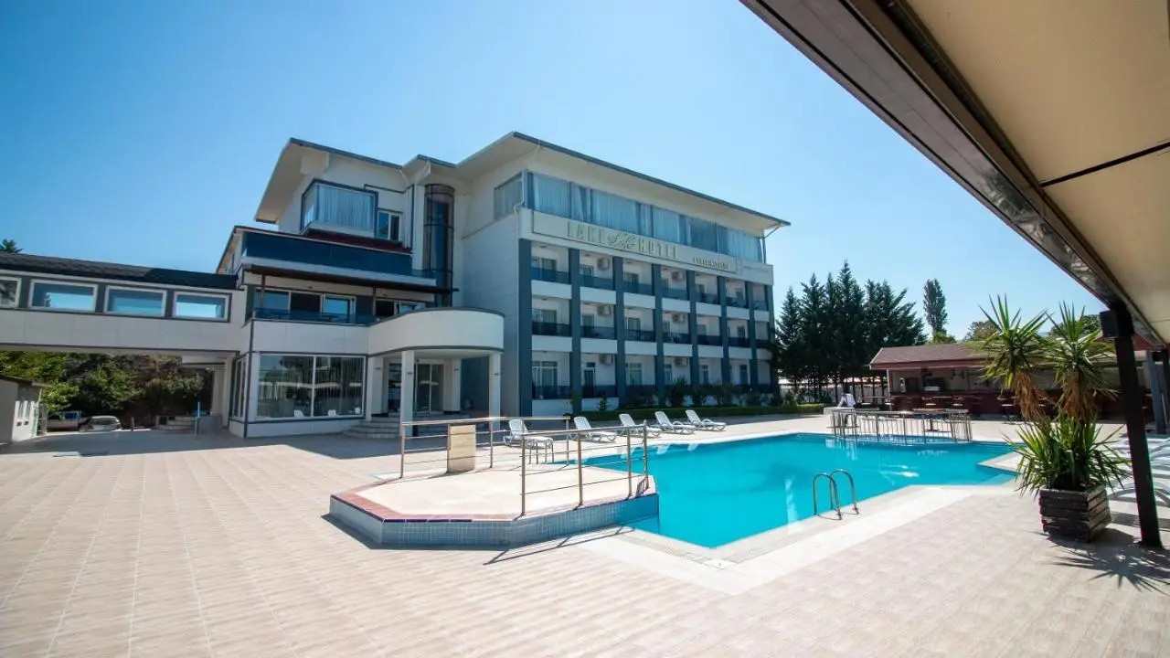 Lake Life Hotel
