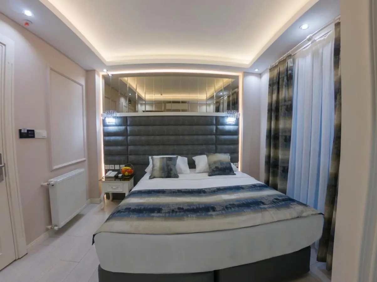 Crowned Hotel