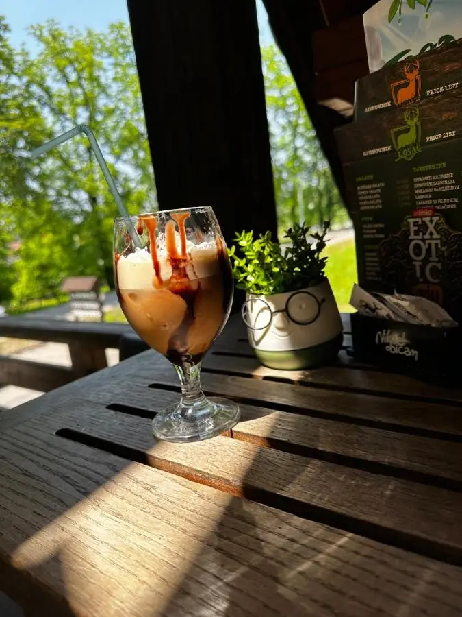 Prenoćište/Restoran Lovac