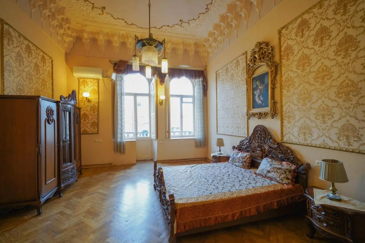 Leon Rooms