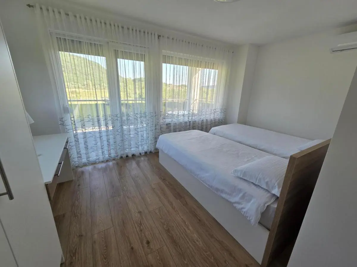 Villa Alisa - Luxury Riverside Escape