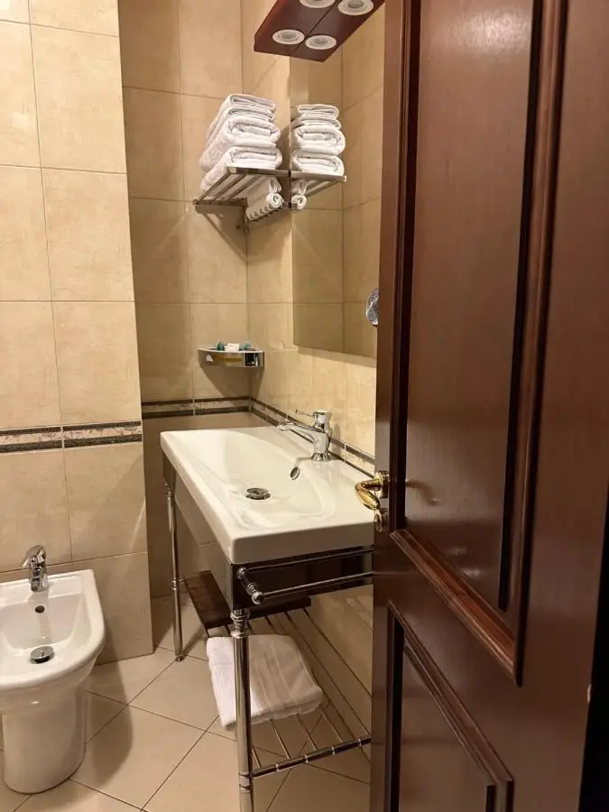 Dinasty Hotel