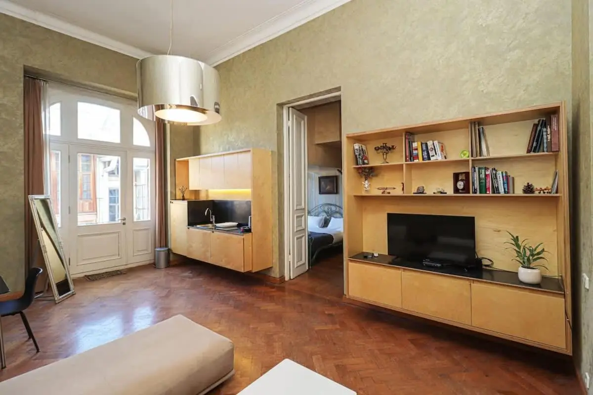 1-BR Apt in Central Tbilisi by Wehost