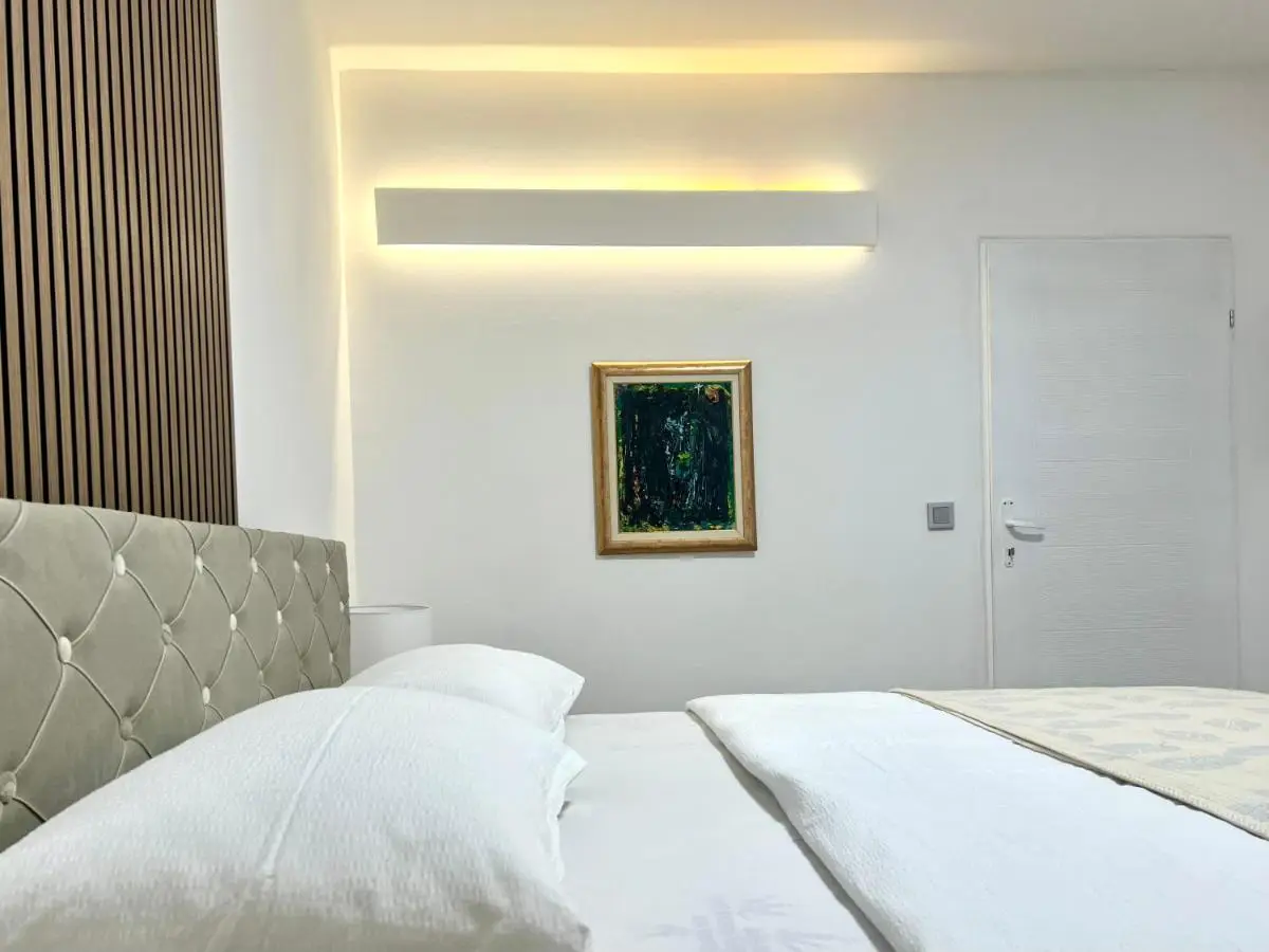 Modern Two-Bedroom Apartment with Garden & Parking