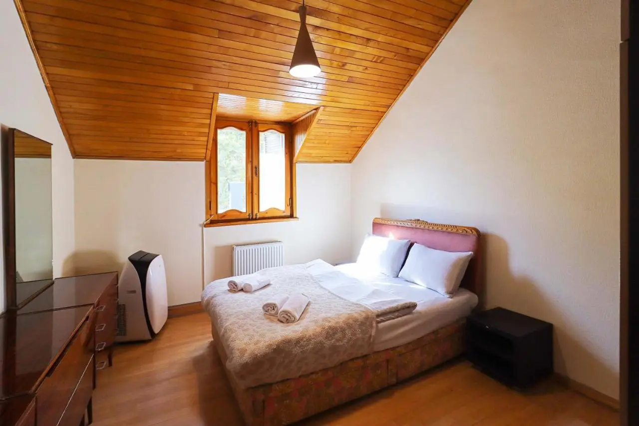 Central 4BR Apt for Groups & Families - By Wehost
