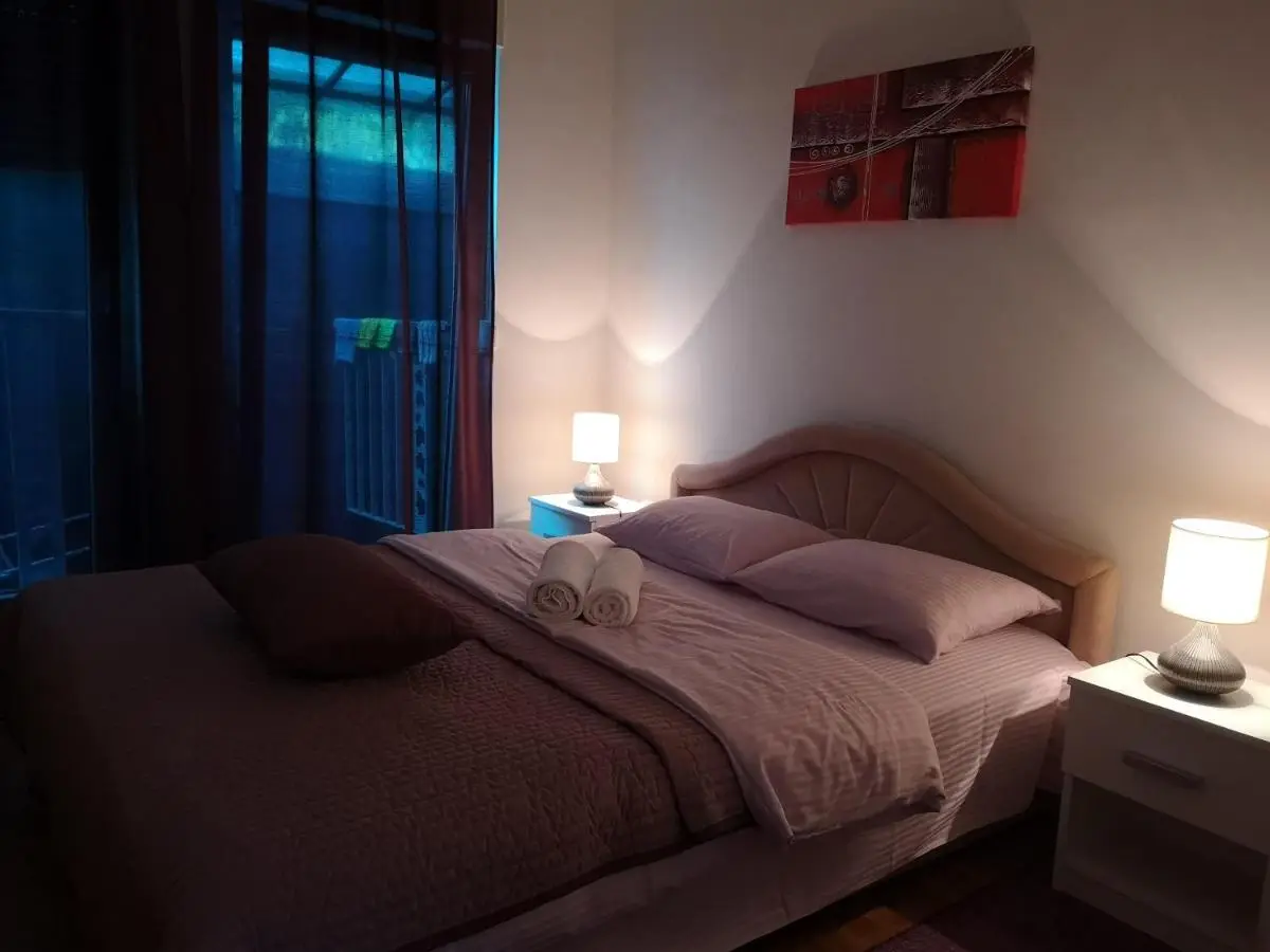 Quiet Apartment in City Center, Free Private Parking