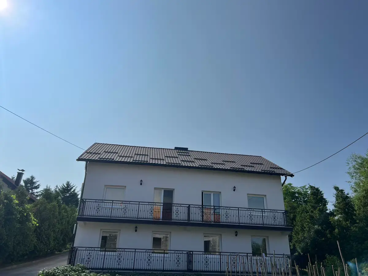 House with a large courtyard and parking, 3 air conditioners!