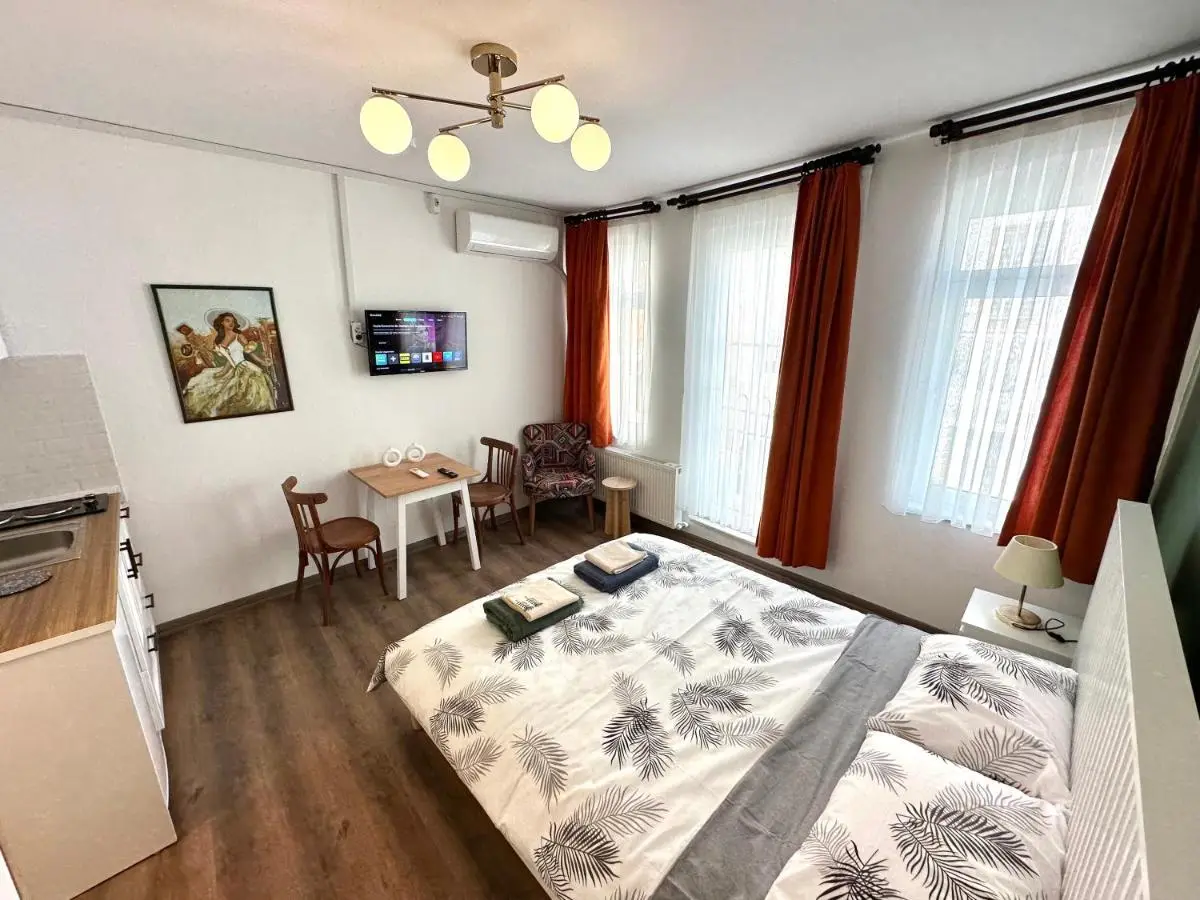 Yellowhouse Room 6
