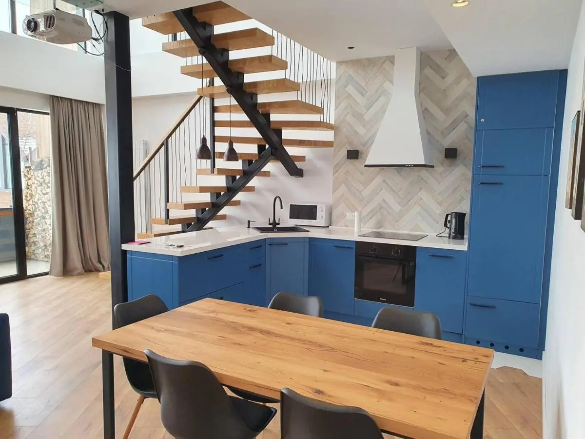 Gudauri Summer Apartment - Fireplace, Netflix on 100" Projector Screen, Full kitchen