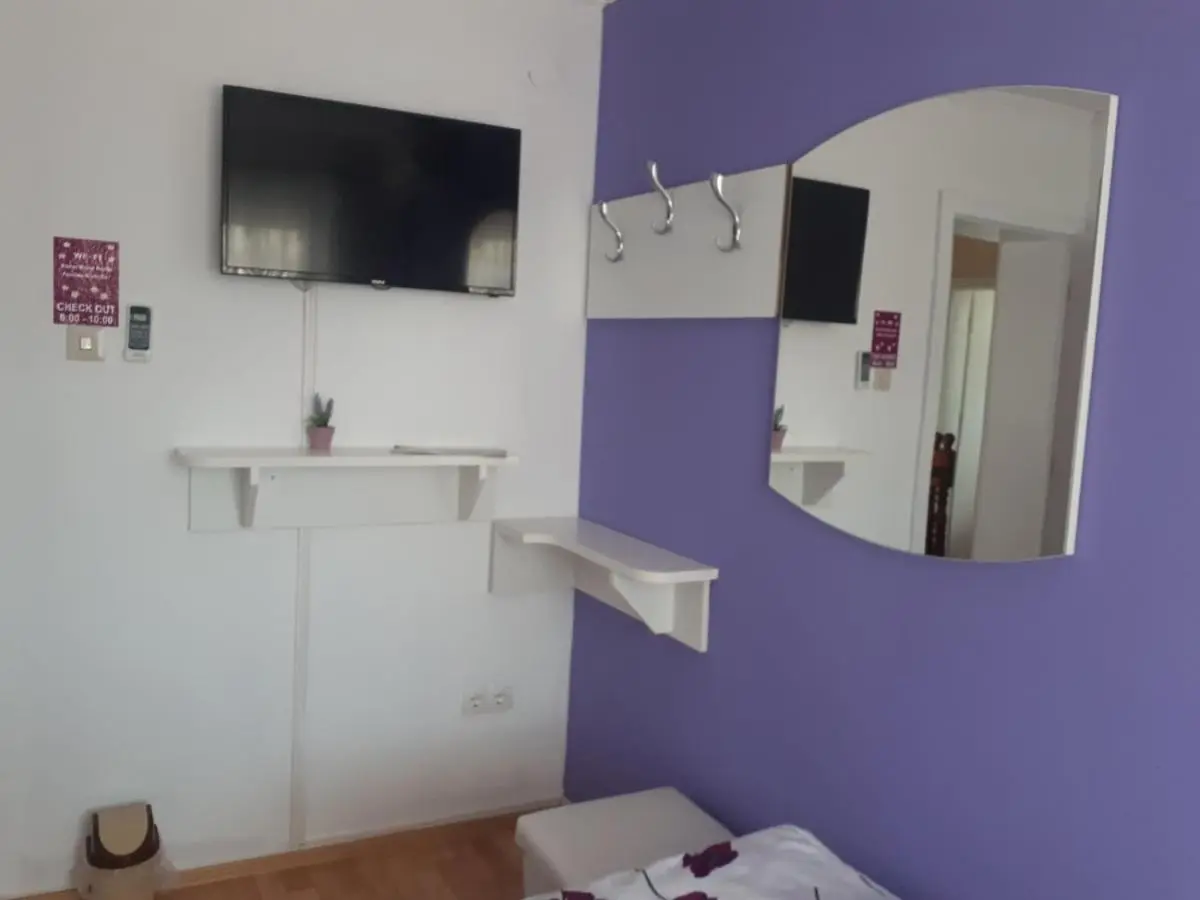 Hostel Mirror
