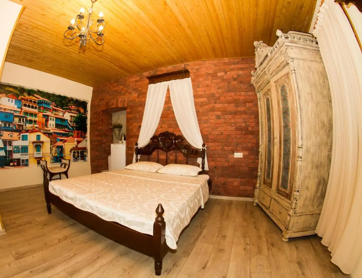 Vintage Art Rooms