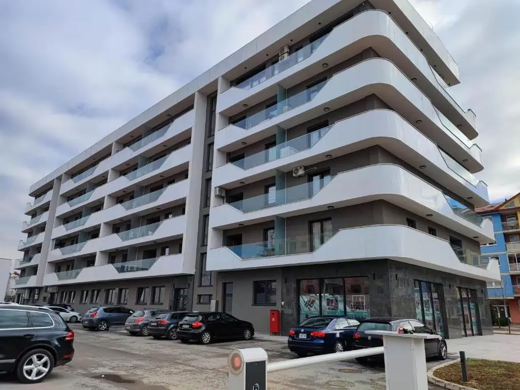 Lovely apartment, own own parking