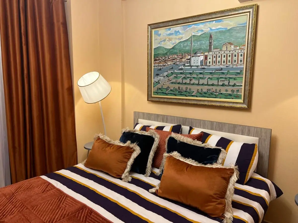 Elda Yellow Palace, Pazari i Ri Apartments