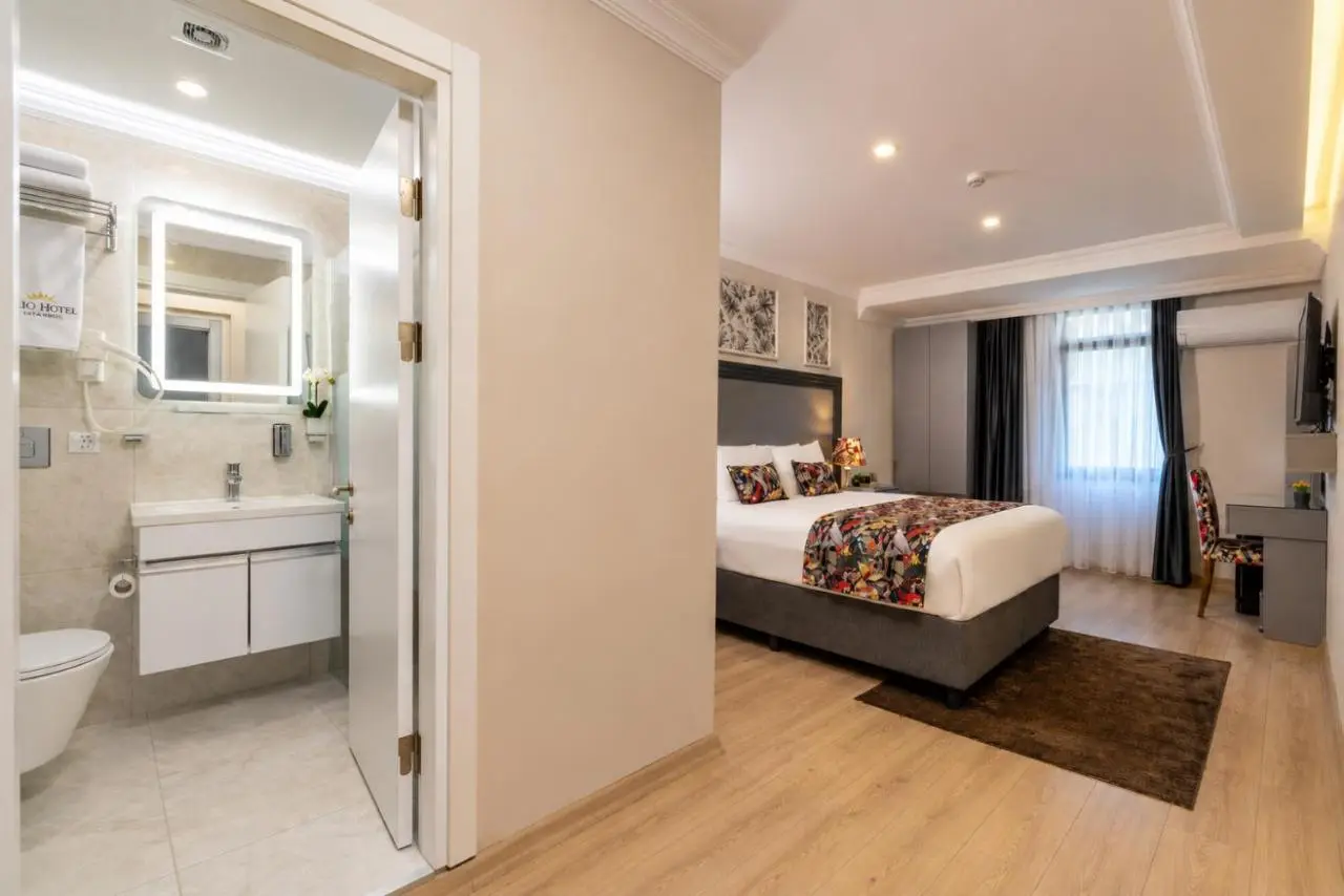 Bond Hotel