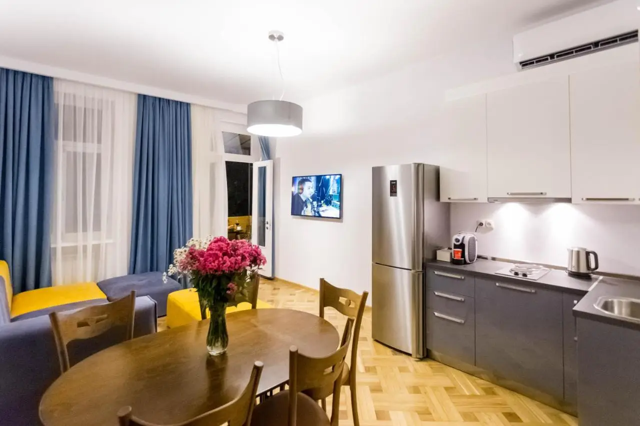 Luxury 3 BR apartment by Freedom square City Center