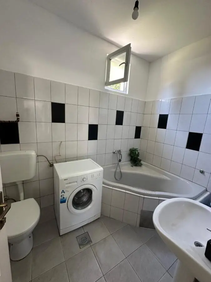 Large Apartment with beautiful Garden 5 minutes away from Airport at Karla Mijića 31