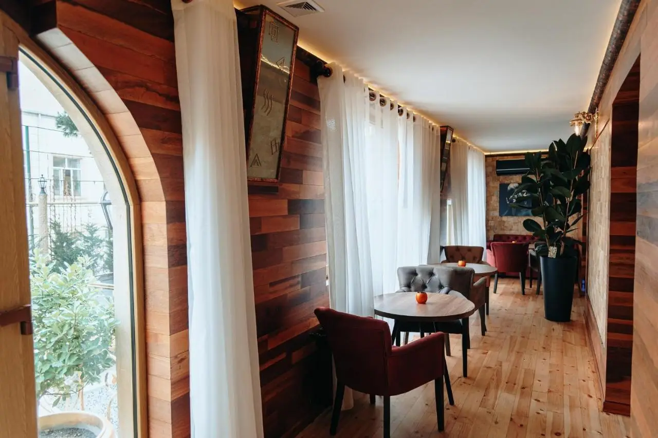 Bayil Breeze Hotel & Restaurant