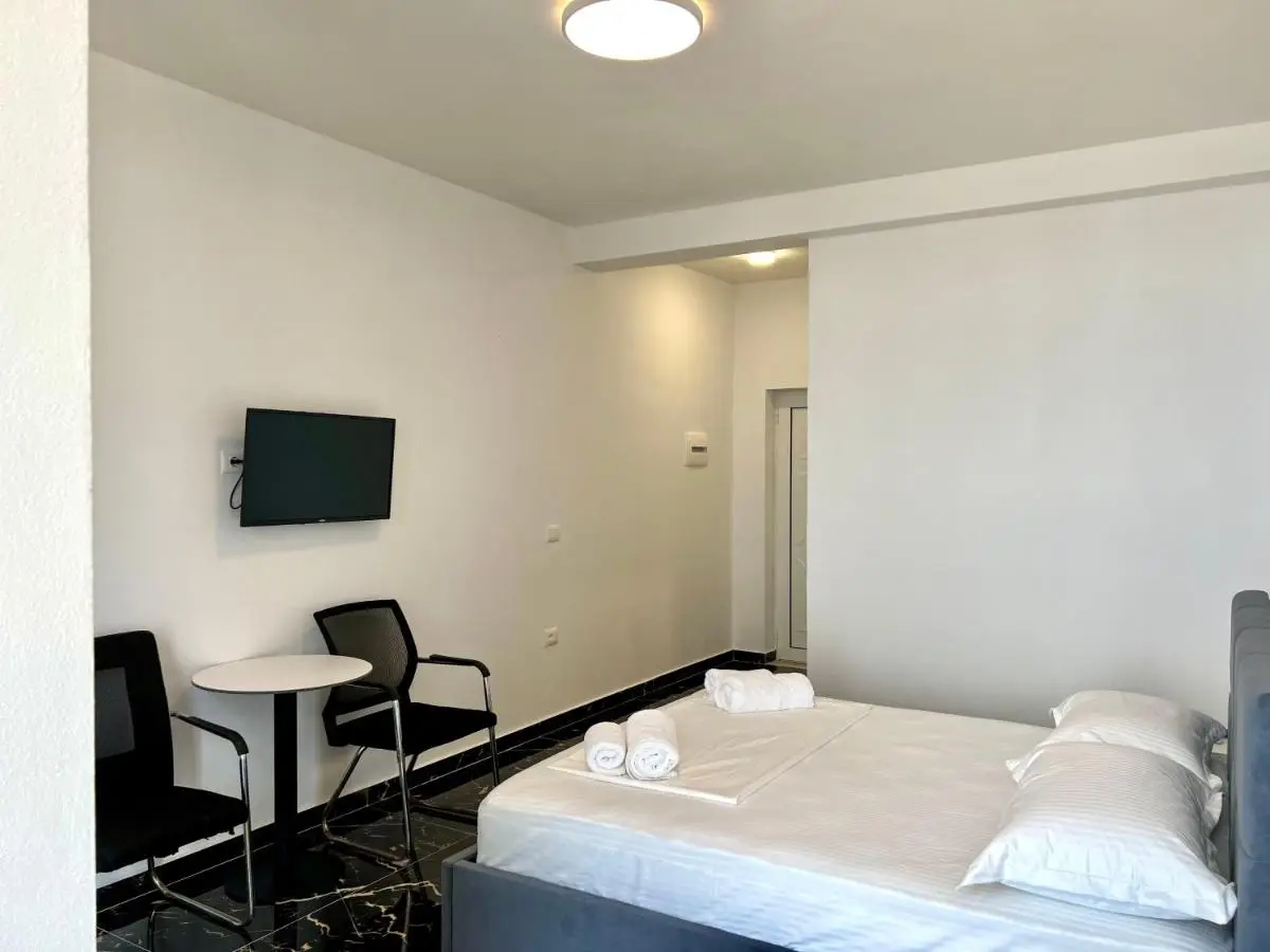 Redi's Seaview Apartments