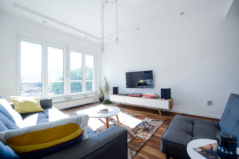 Top location penthouse apt.