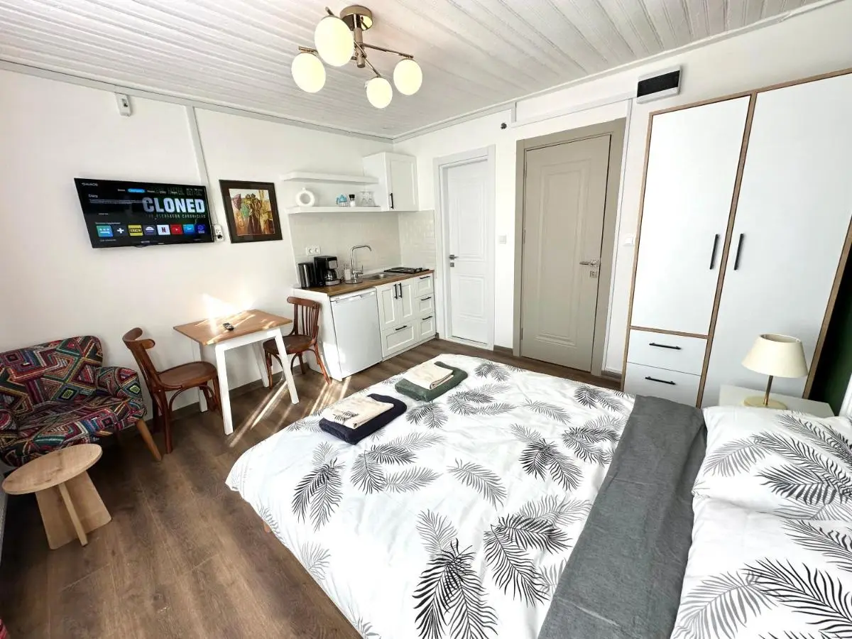 Yellowhouse Room 5
