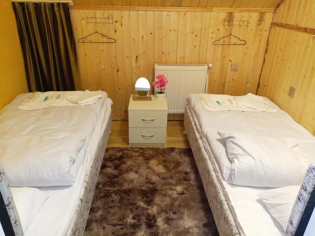 Baku Express Guest House - PRIVATE rooms with SHARED bathrooms