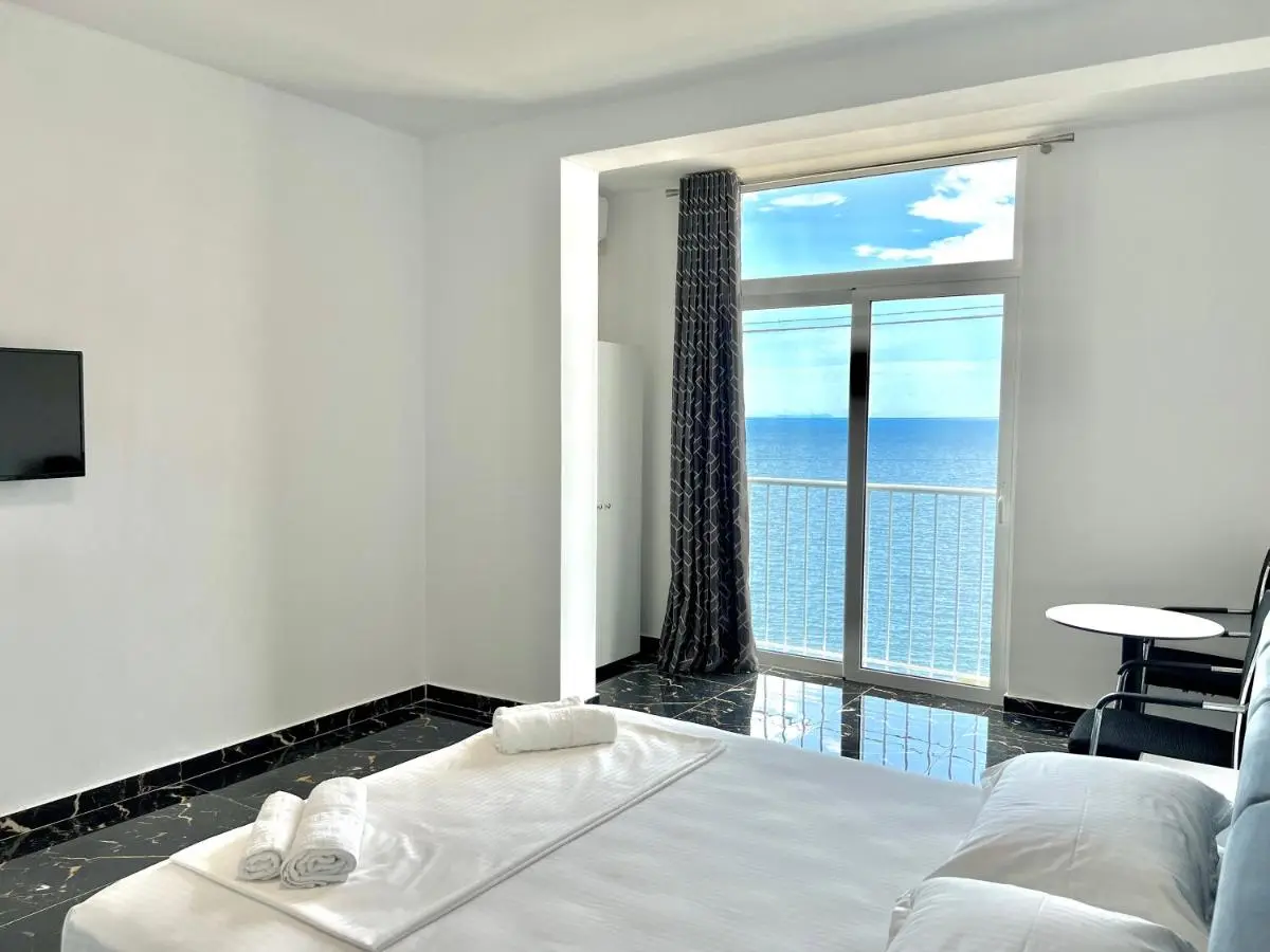 Redi's Seaview Apartments