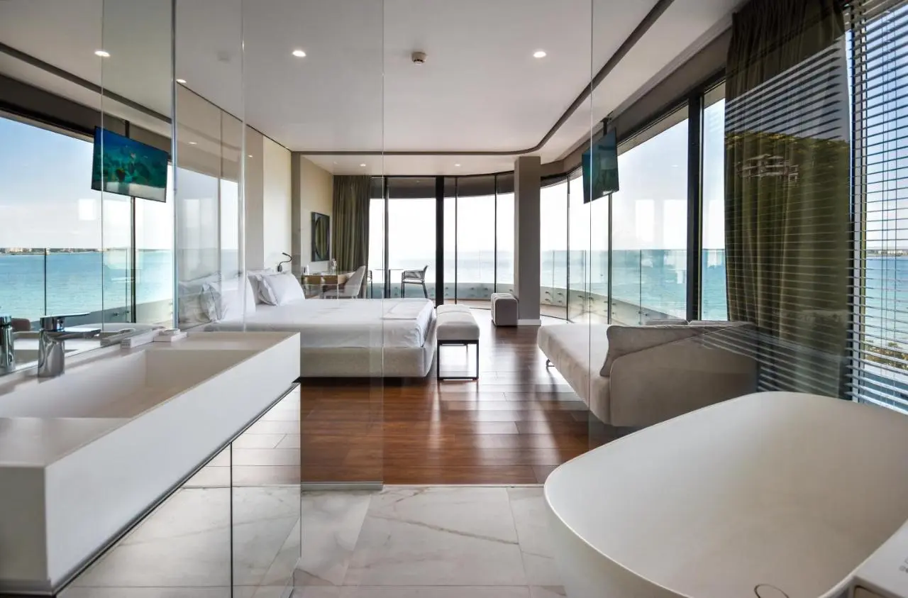 Yacht Hotel