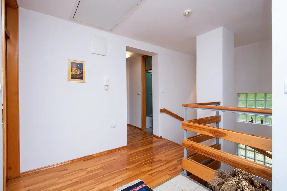 6BDR Holiday Nest - Green Aris