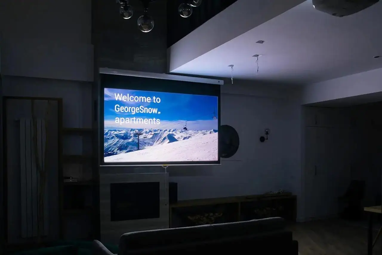 Gudauri Summer Apartment - Fireplace, Netflix on 100" Projector Screen, Full kitchen