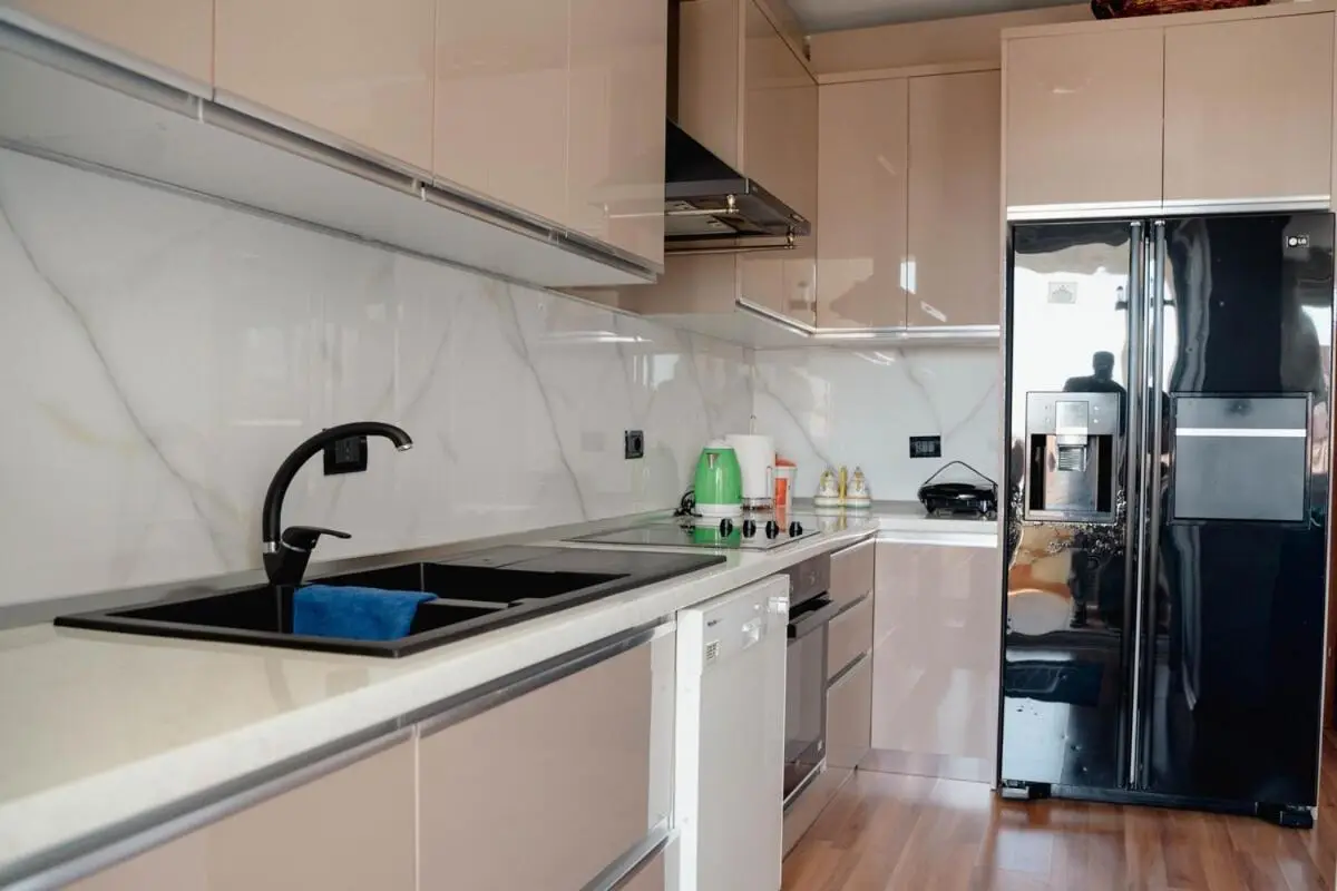 Whole Floor Apartment In Upscale Neighborhood