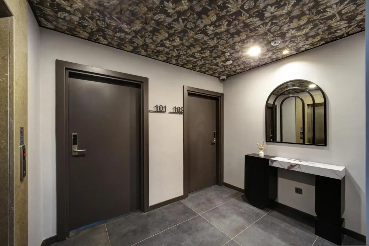 Second Suit Hotel