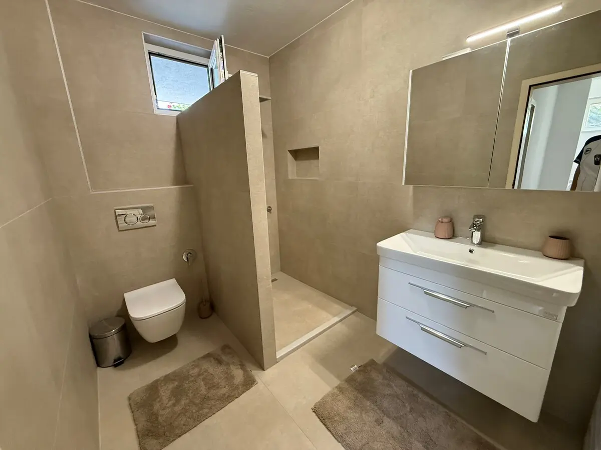 House with a large courtyard and parking, 3 air conditioners!