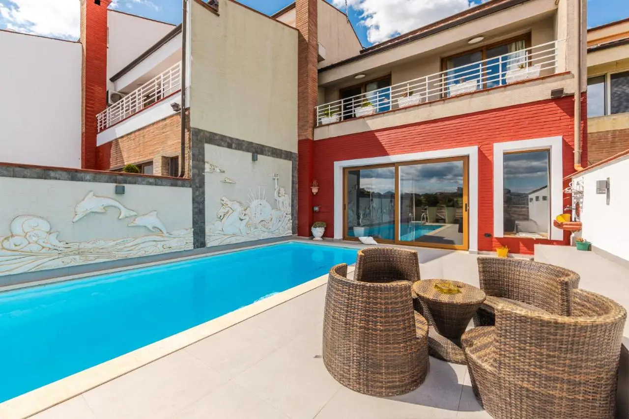 Tranquility Villa with Pool Private Garden & BBQ by PikHost