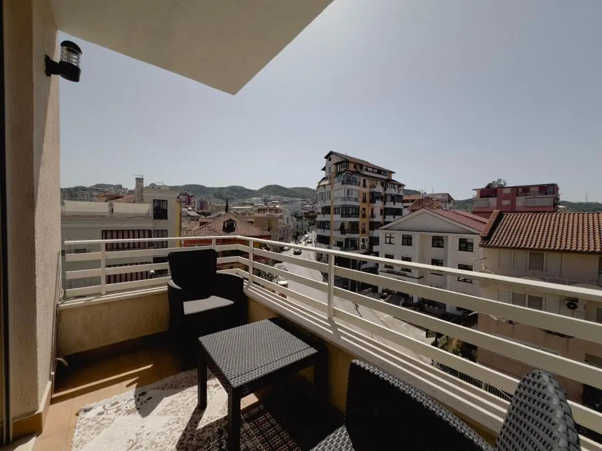 Whole Floor Apartment In Upscale Neighborhood