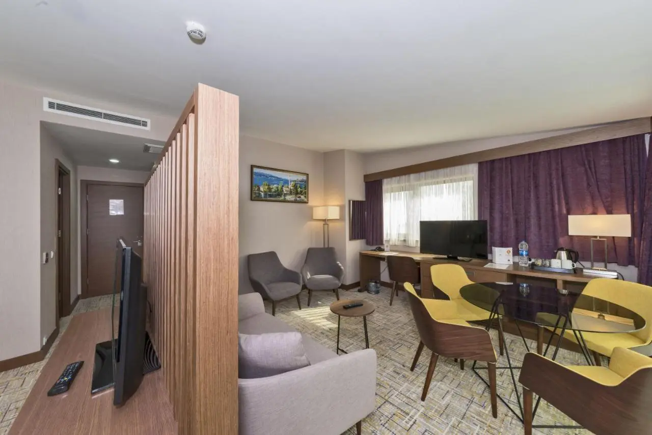 Land Park Hotel