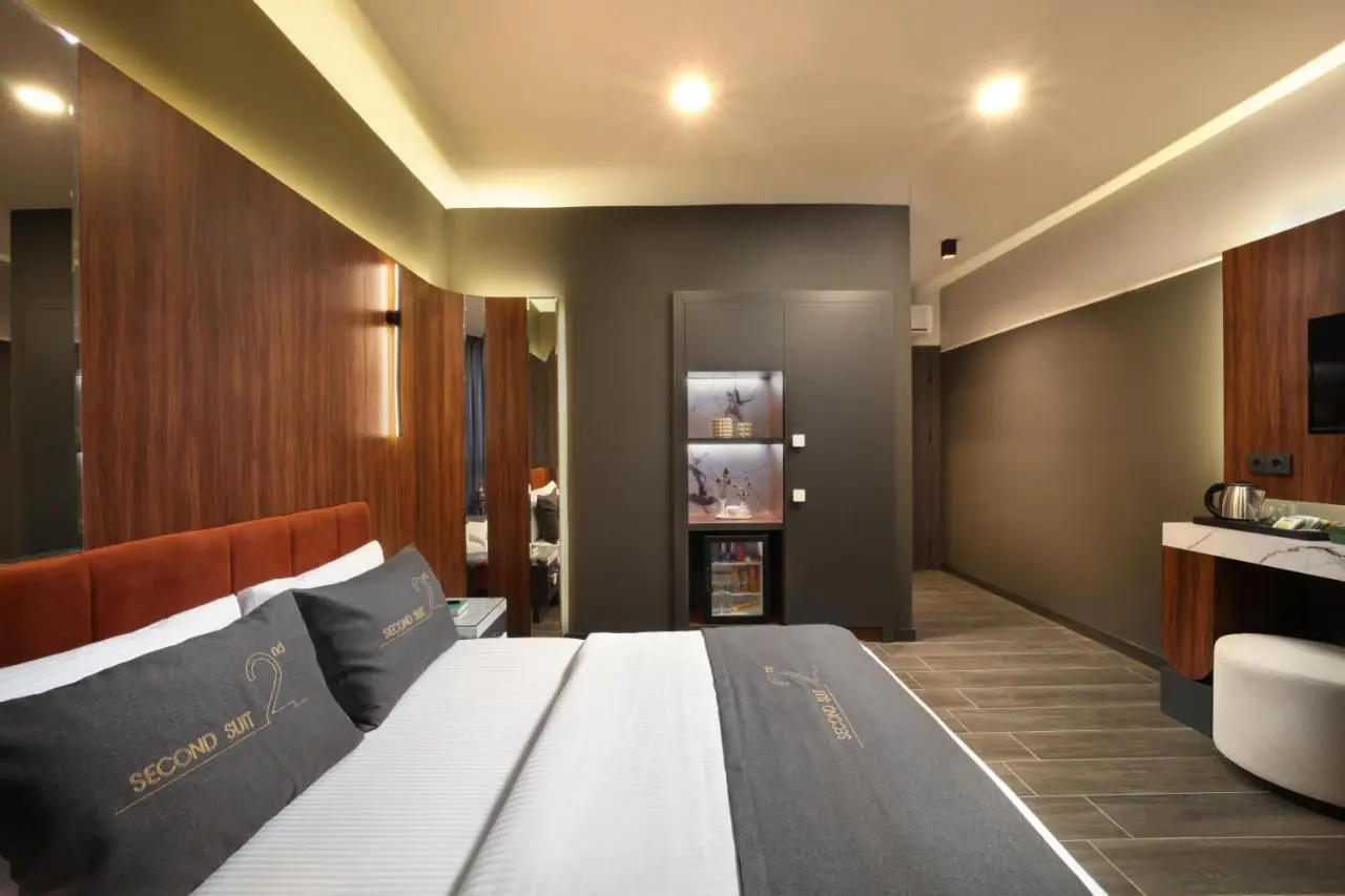 Second Suit Hotel