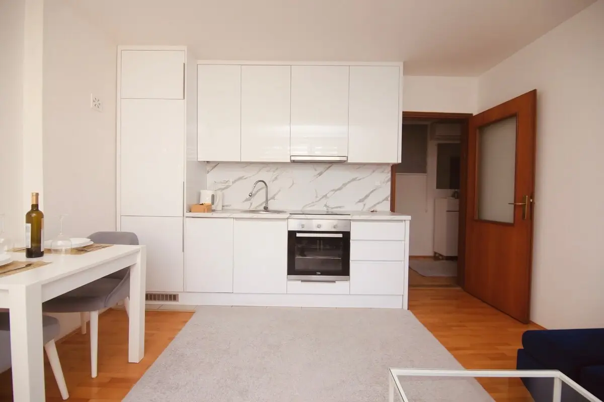 DeluxeSuite, Full Kitchen, KingSize Bed, AC WiFi