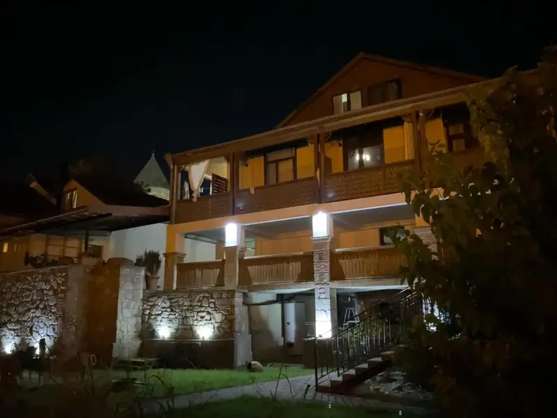 8 rooms