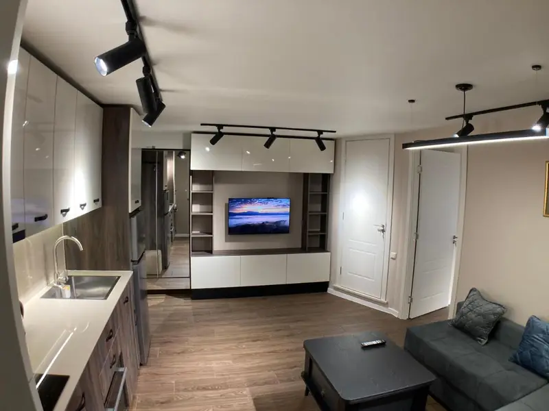 A cozy and comfortable semi-basement apartment