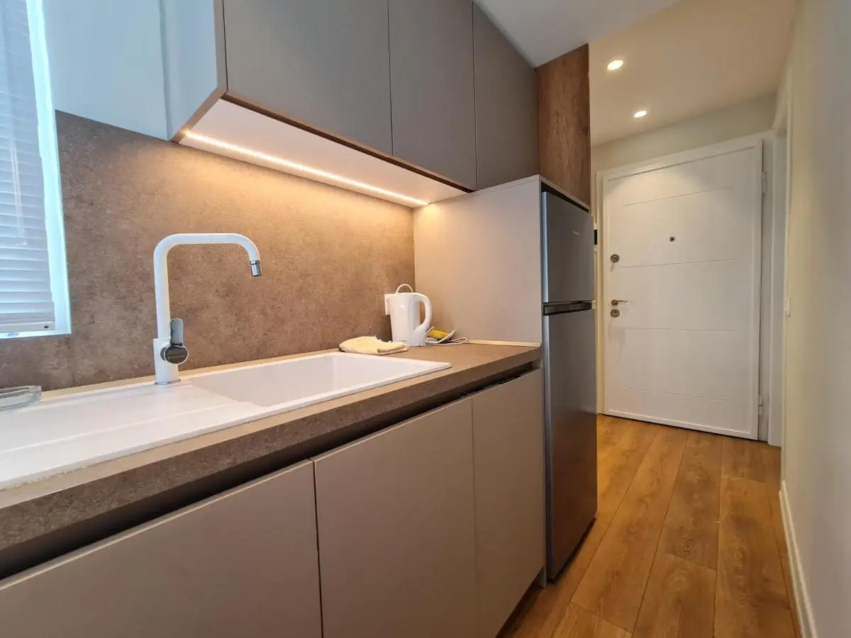 Adore - Modern Studio