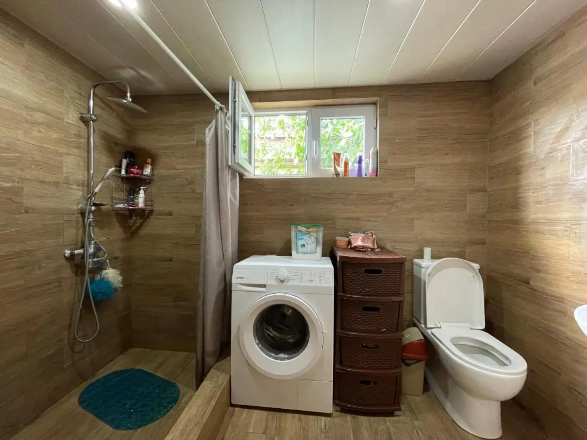 Isolated second floor for rent with separate kitchen and bathroom