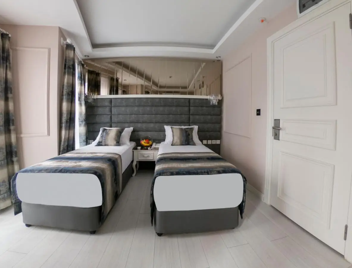 Crowned Hotel