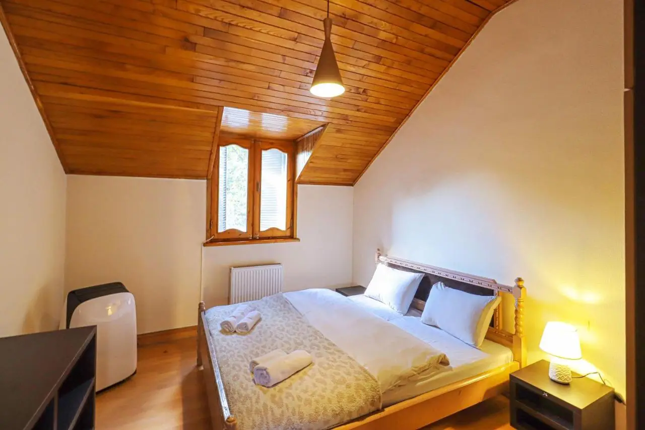 Central 4BR Apt for Groups & Families - By Wehost
