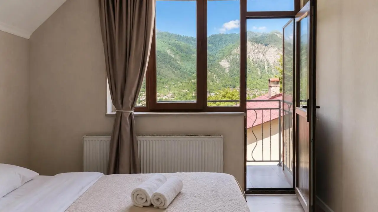 Hotel forest echo