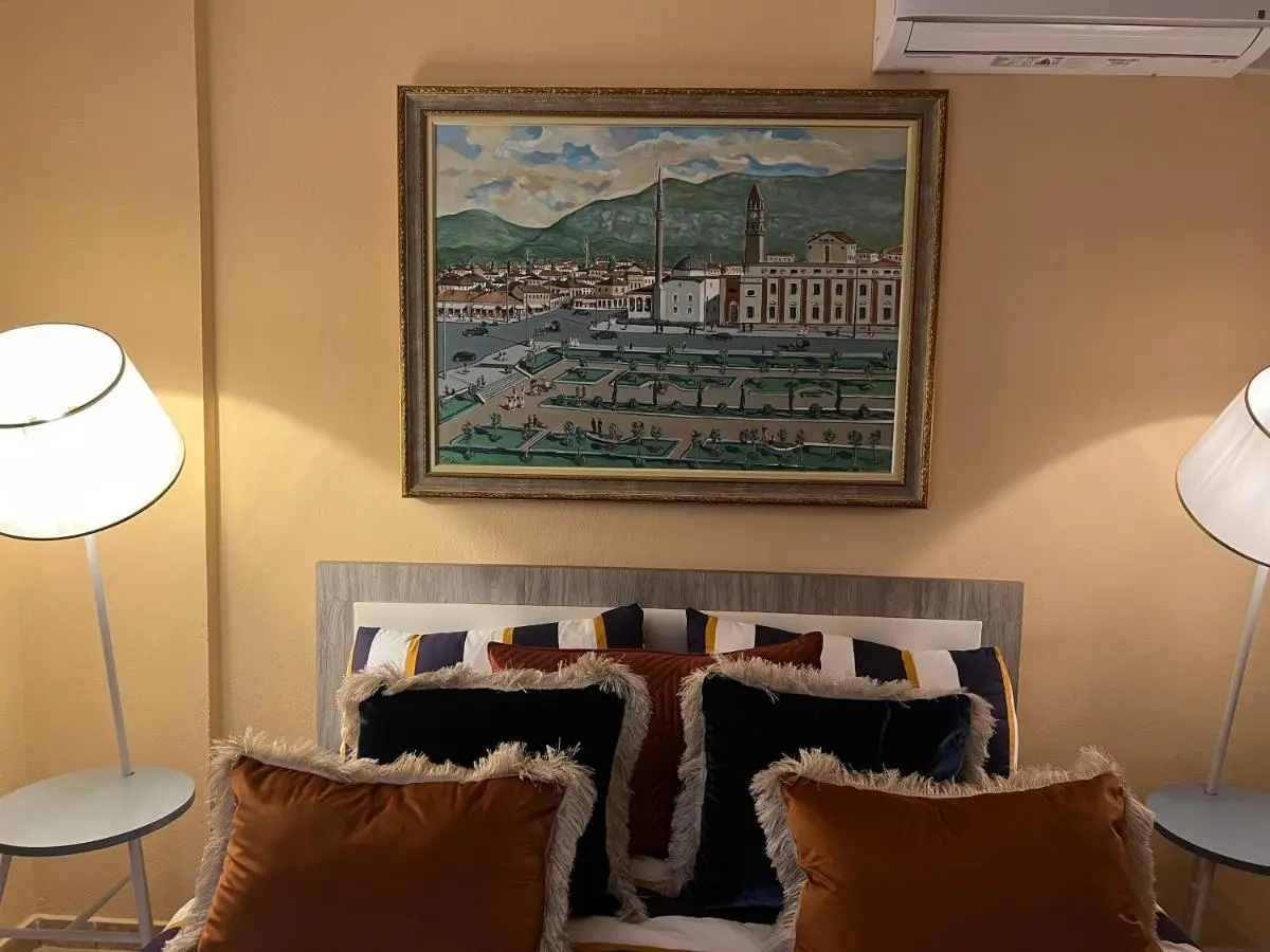 Elda Yellow Palace, Pazari i Ri Apartments