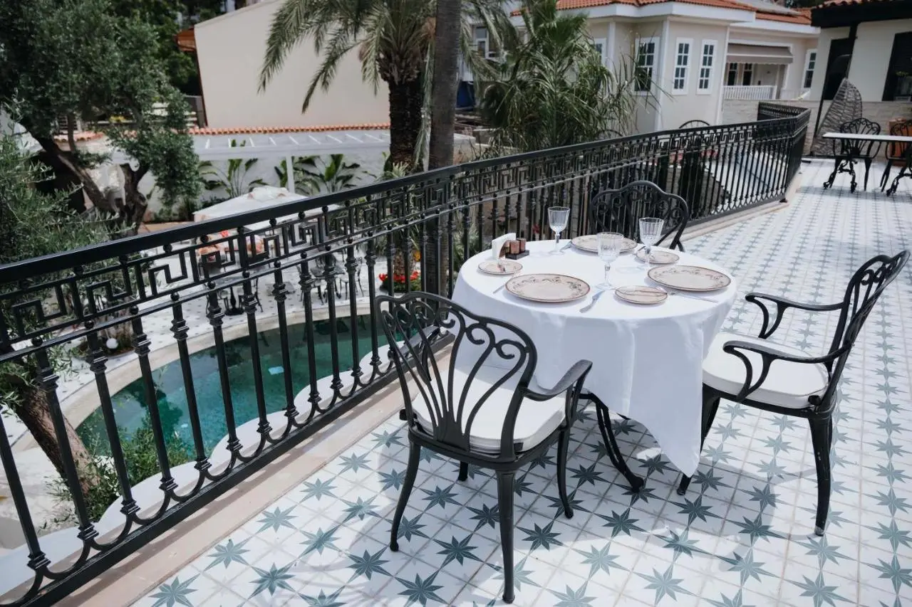 Elegance East Hotel