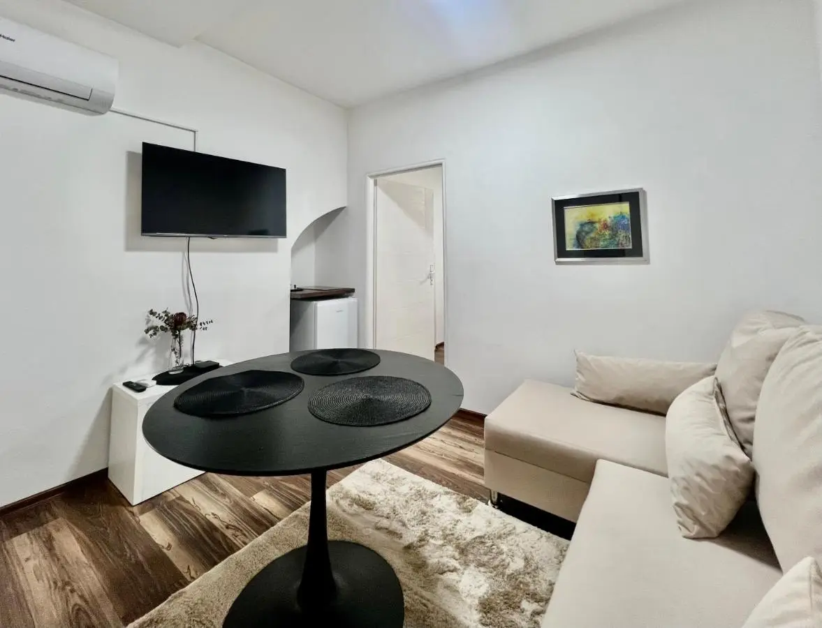 Modern Two-Bedroom Apartment with Garden & Parking