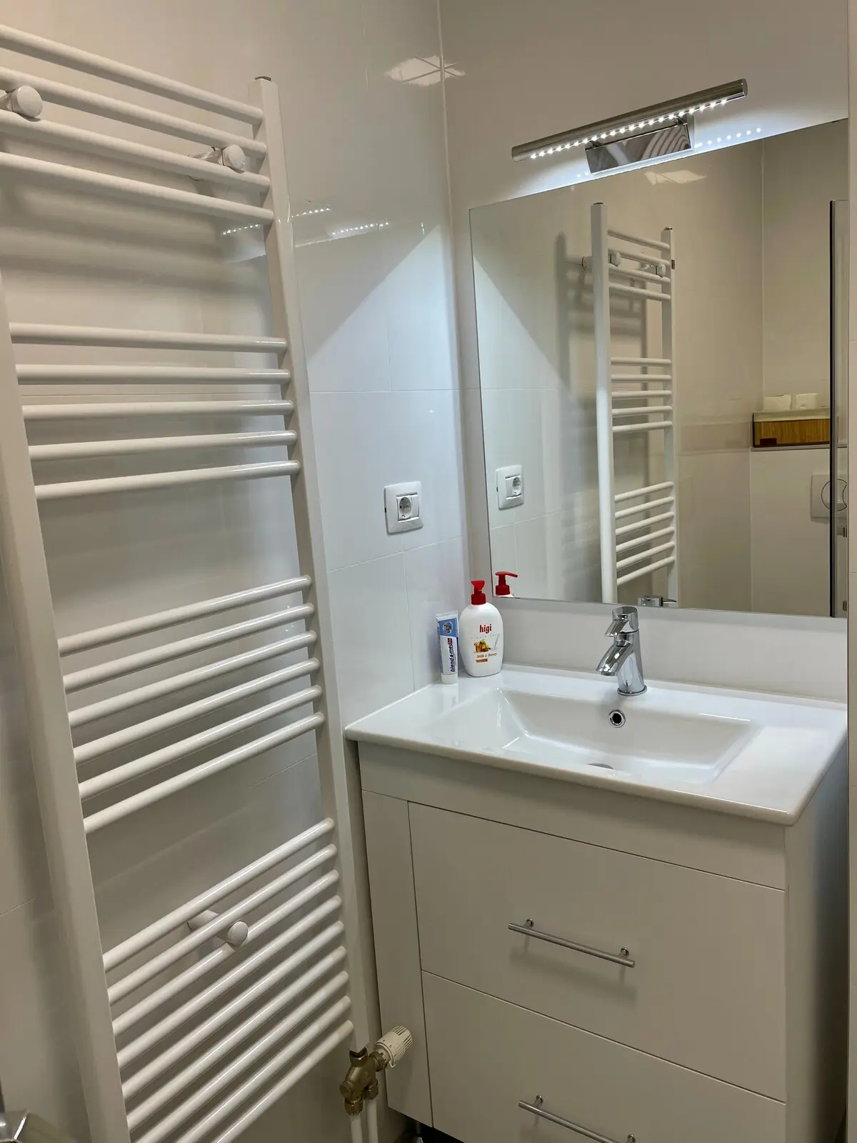 Beautiful White Studio Apartment Lejla